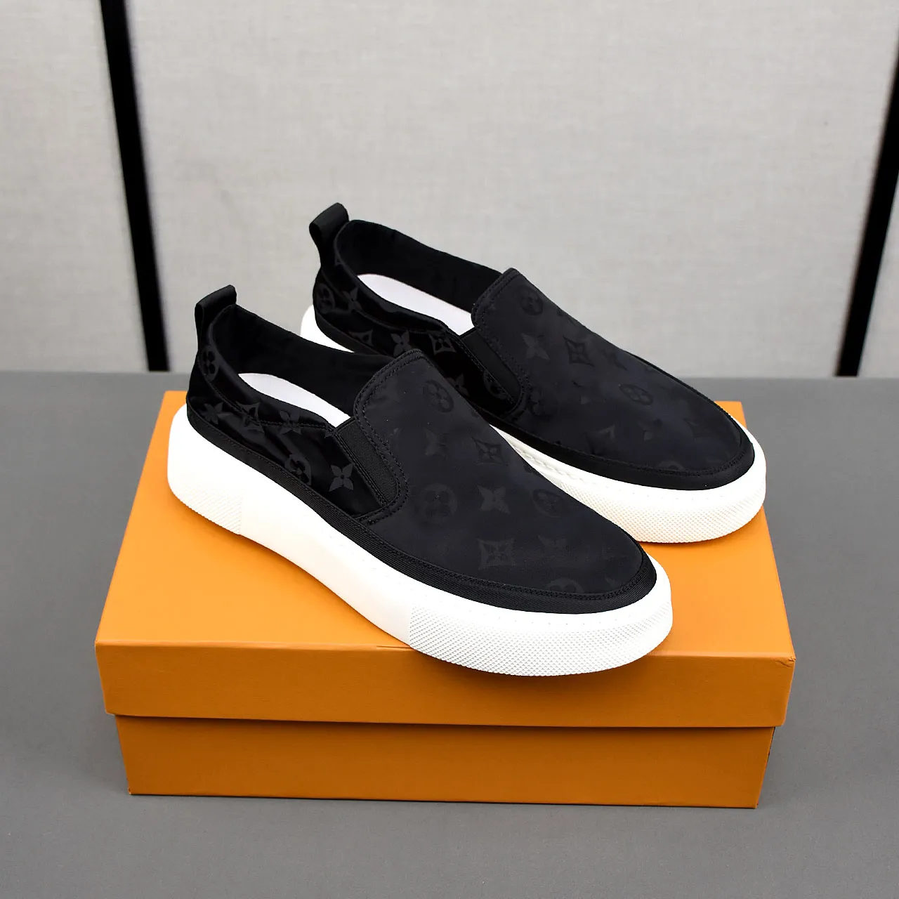 PP400❣️❣️❣️LV breathable cloth shoes, the upper is made of comfortable and breathable fabric, and the ultra-light rubber foam outsole. Men's size 39-44.